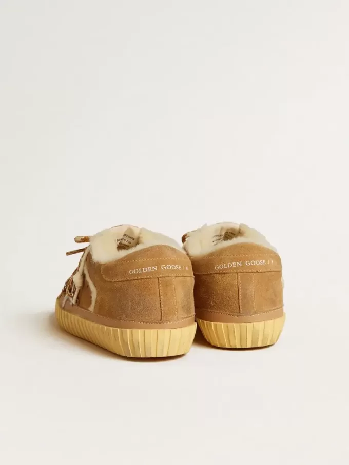 Super-Star in pelle scamosciata beige e shearling con stella in pelle metallizzata Super-Star in pelle scamosciata beige e shearling con stella in pelle metallizzata