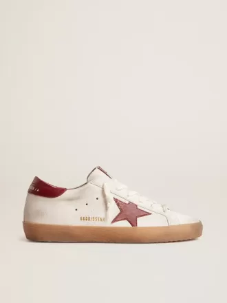 Super-Star in pelle scamosciata bianca con stella e linguetta sul tallone in pelle bordeaux Super-Star in pelle scamosciata bianca con stella e linguetta sul tallone in pelle bordeaux