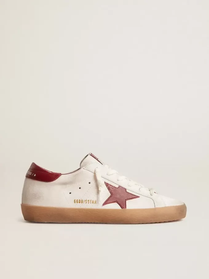 Super-Star in pelle scamosciata bianca con stella e linguetta sul tallone in pelle bordeaux Super-Star in pelle scamosciata bianca con stella e linguetta sul tallone in pelle bordeaux