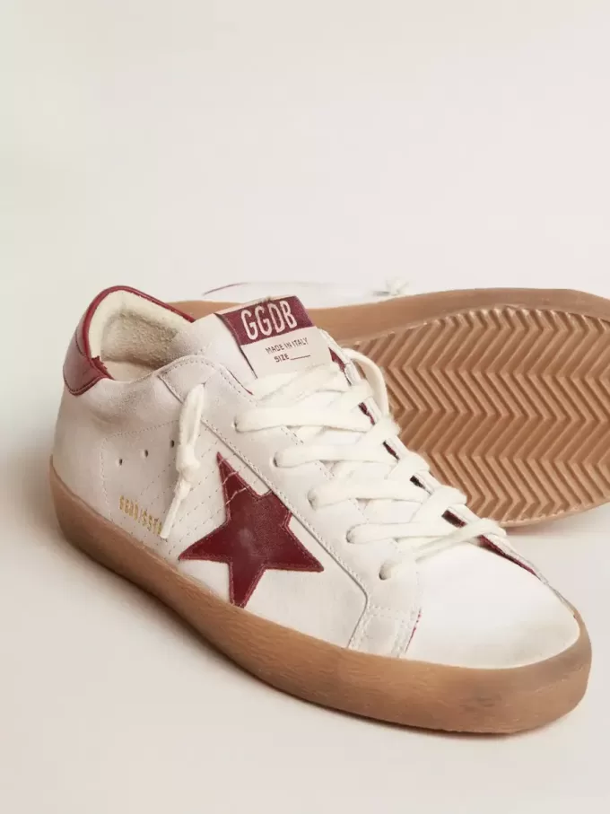 Super-Star in pelle scamosciata bianca con stella e linguetta sul tallone in pelle bordeaux Super-Star in pelle scamosciata bianca con stella e linguetta sul tallone in pelle bordeaux