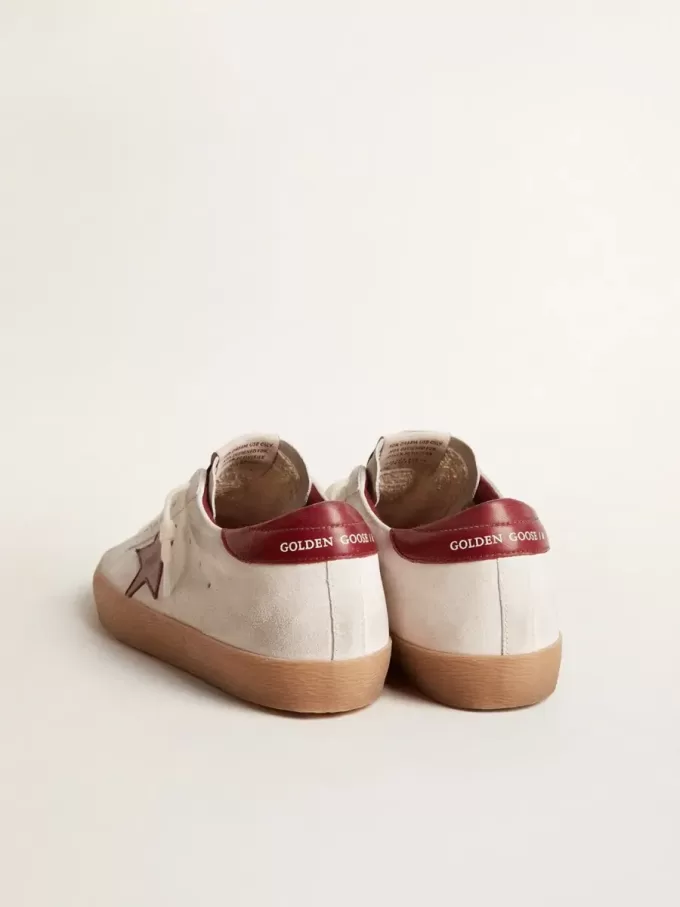 Super-Star in pelle scamosciata bianca con stella e linguetta sul tallone in pelle bordeaux Super-Star in pelle scamosciata bianca con stella e linguetta sul tallone in pelle bordeaux