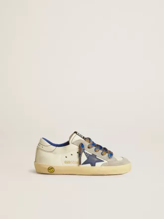 Super-Star Junior con stella in pelle blu e inserti in pelle scamosciata grigio ghiaccio Super-Star Junior con stella in pelle blu e inserti in pelle scamosciata grigio ghiaccio