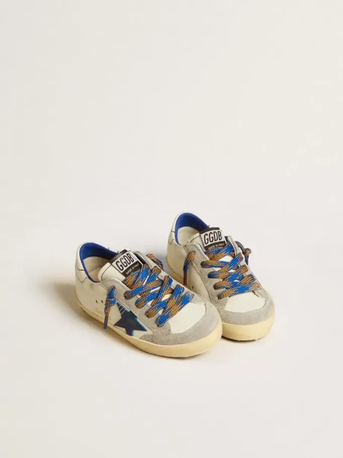 Super-Star Junior con stella in pelle blu e inserti in pelle scamosciata grigio ghiaccio Super-Star Junior con stella in pelle blu e inserti in pelle scamosciata grigio ghiaccio
