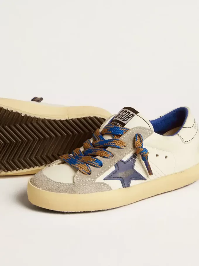 Super-Star Junior con stella in pelle blu e inserti in pelle scamosciata grigio ghiaccio Super-Star Junior con stella in pelle blu e inserti in pelle scamosciata grigio ghiaccio