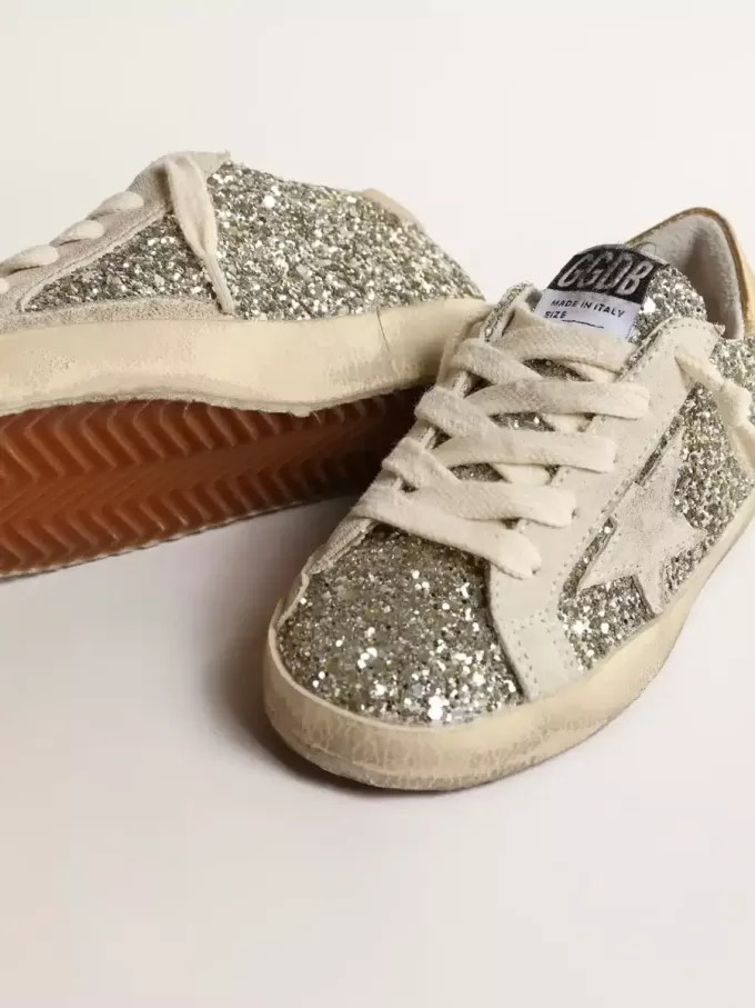 Super-Star Junior glitterata con stella in pelle scamosciata e linguetta dorata sul tallone Super-Star Junior glitterata con stella in pelle scamosciata e linguetta dorata sul tallone