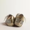 Super-Star Junior glitterata con stella in pelle scamosciata e linguetta dorata sul tallone Super-Star Junior glitterata con stella in pelle scamosciata e linguetta dorata sul tallone