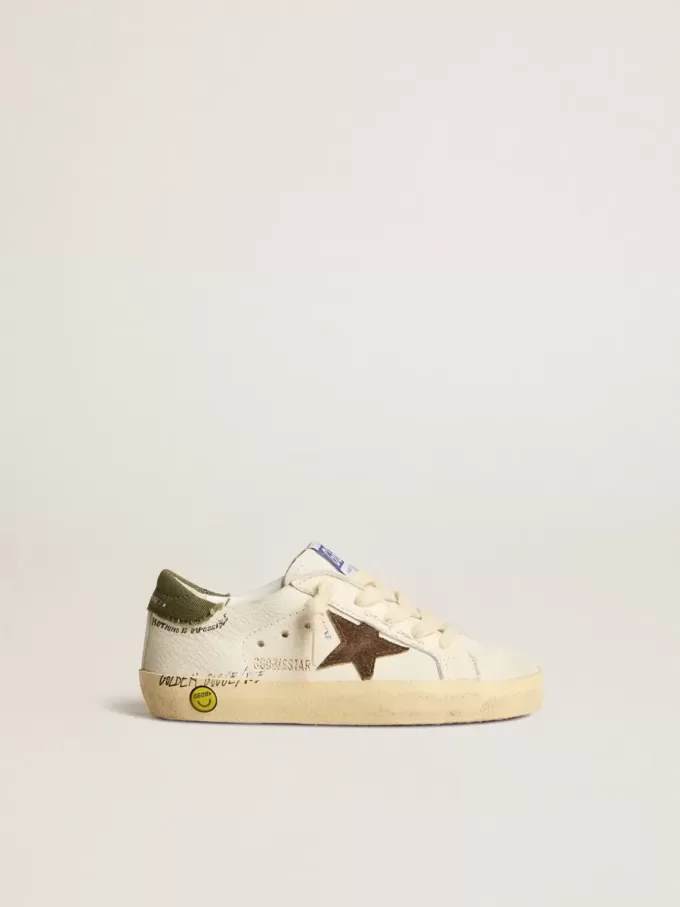 Super-Star Junior in nappa con stella in pelle scamosciata e linguetta verde sul tallone Super-Star Junior in nappa con stella in pelle scamosciata e linguetta verde sul tallone