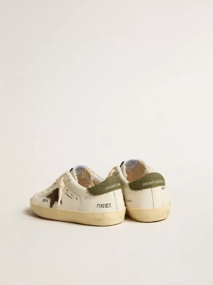 Super-Star Junior in nappa con stella in pelle scamosciata e linguetta verde sul tallone Super-Star Junior in nappa con stella in pelle scamosciata e linguetta verde sul tallone