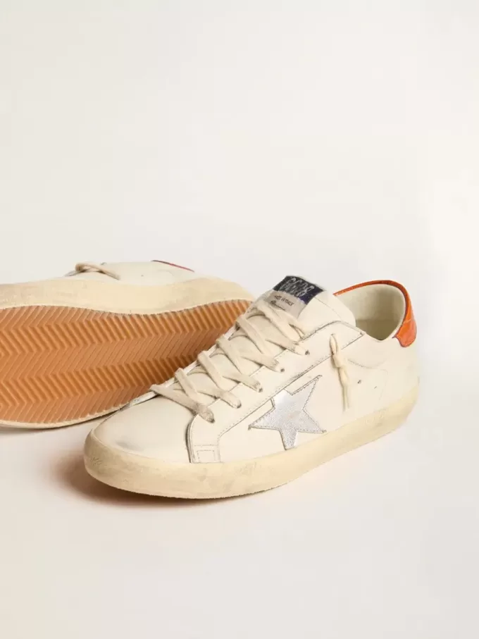 Super-Star LTD con stella in pelle argentata e linguetta sul tallone in pelle con stampa coccodrillo Super-Star LTD con stella in pelle argentata e linguetta sul tallone in pelle con stampa coccodrillo