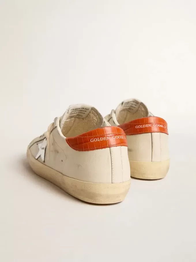 Super-Star LTD con stella in pelle argentata e linguetta sul tallone in pelle con stampa coccodrillo Super-Star LTD con stella in pelle argentata e linguetta sul tallone in pelle con stampa coccodrillo