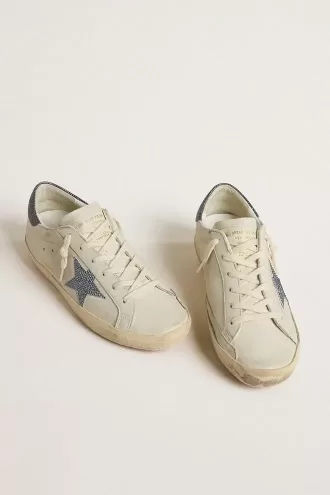 Super-Star LTD con stella in pelle color crema con cristalli Swarovski e linguetta sul tallone in pelle blu con stampa lucertola Super-Star LTD con stella in pelle color crema con cristalli Swarovski e linguetta sul tallone in pelle blu con stampa lucertola