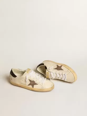 Super-Star LTD con stella in pelle laminata e linguetta sul tallone con glitter neri Super-Star LTD con stella in pelle laminata e linguetta sul tallone con glitter neri