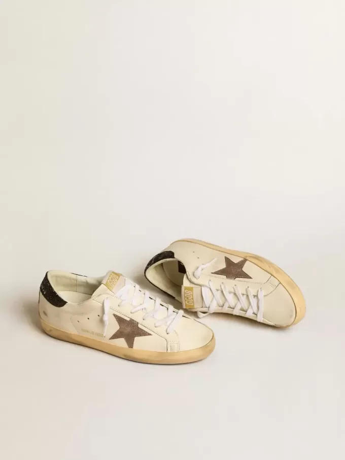 Super-Star LTD con stella in pelle laminata e linguetta sul tallone con glitter neri Super-Star LTD con stella in pelle laminata e linguetta sul tallone con glitter neri