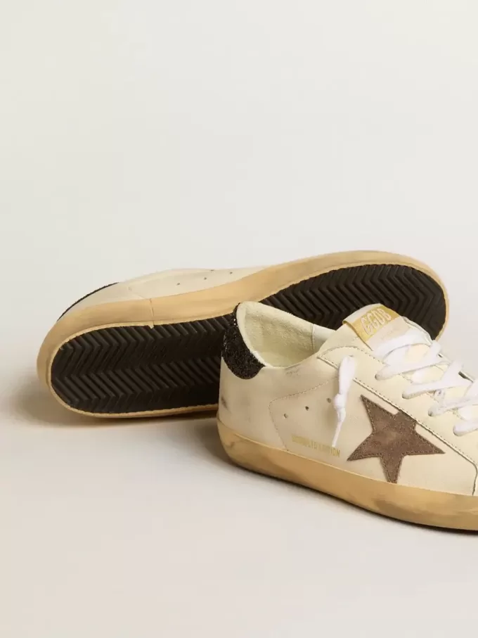 Super-Star LTD con stella in pelle laminata e linguetta sul tallone con glitter neri Super-Star LTD con stella in pelle laminata e linguetta sul tallone con glitter neri