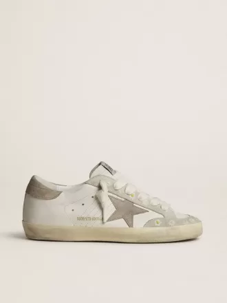 Super-Star LTD da donna con stella e linguetta sul tallone in pelle scamosciata beige e ricamo floreale Super-Star LTD da donna con stella e linguetta sul tallone in pelle scamosciata beige e ricamo floreale