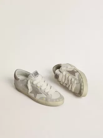 Super-Star LTD da donna con stella e linguetta sul tallone in pelle scamosciata beige e ricamo floreale Super-Star LTD da donna con stella e linguetta sul tallone in pelle scamosciata beige e ricamo floreale