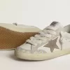 Super-Star LTD da donna con stella e linguetta sul tallone in pelle scamosciata beige e ricamo floreale Super-Star LTD da donna con stella e linguetta sul tallone in pelle scamosciata beige e ricamo floreale