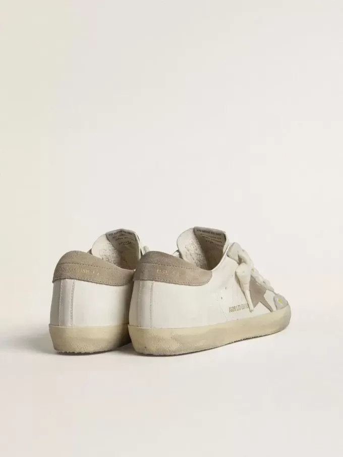 Super-Star LTD da donna con stella e linguetta sul tallone in pelle scamosciata beige e ricamo floreale Super-Star LTD da donna con stella e linguetta sul tallone in pelle scamosciata beige e ricamo floreale