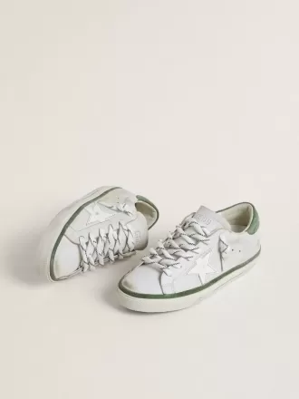 Super-Star LTD da donna con stella in pelle bianca e linguetta sul tallone in pelle scamosciata verde Super-Star LTD da donna con stella in pelle bianca e linguetta sul tallone in pelle scamosciata verde
