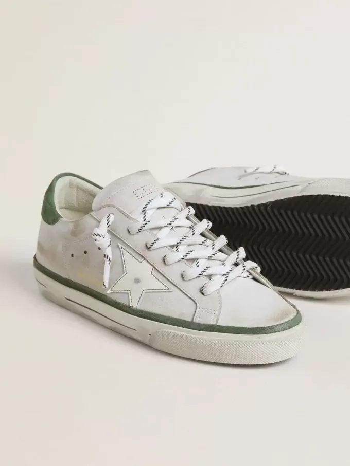 Super-Star LTD da donna con stella in pelle bianca e linguetta sul tallone in pelle scamosciata verde Super-Star LTD da donna con stella in pelle bianca e linguetta sul tallone in pelle scamosciata verde
