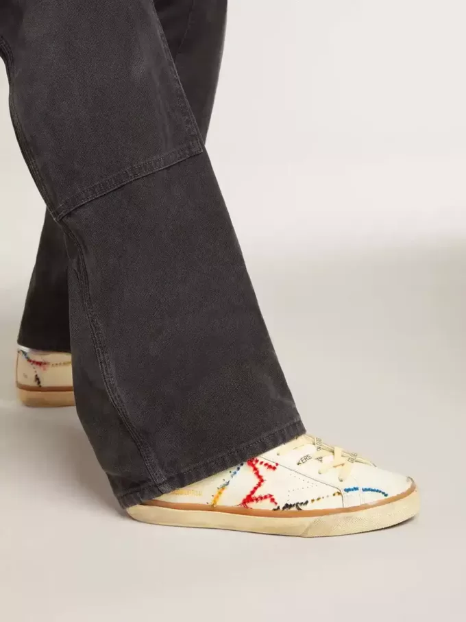 Super-Star LTD da donna con stella traforata e linguetta sul tallone in pelle metallizzata Super-Star LTD da donna con stella traforata e linguetta sul tallone in pelle metallizzata