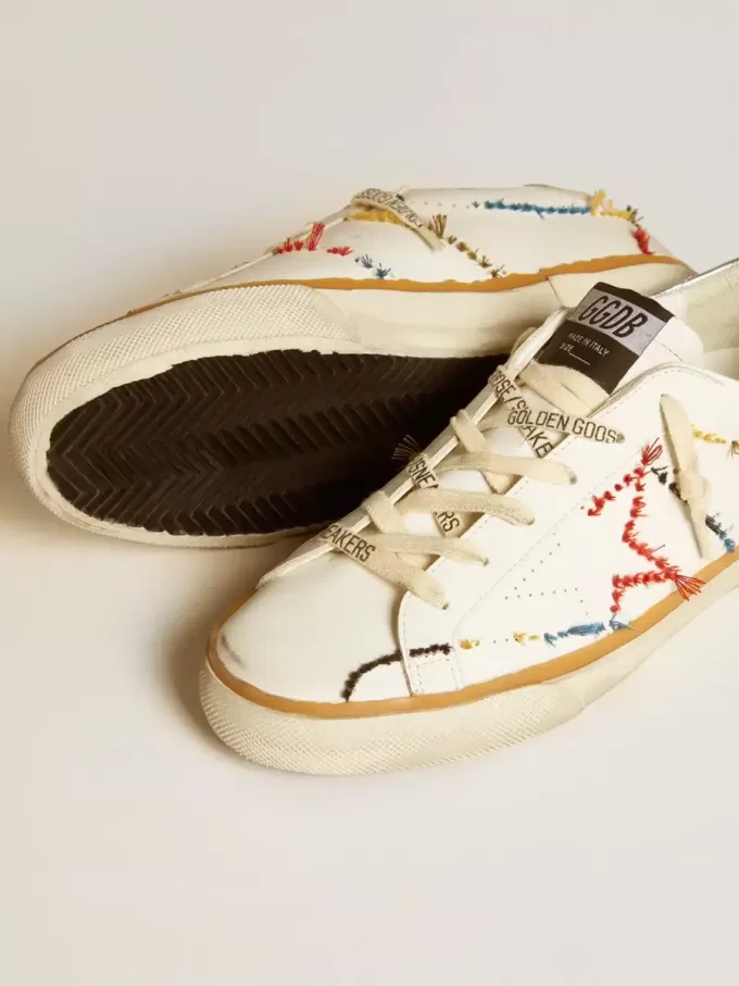 Super-Star LTD da donna con stella traforata e linguetta sul tallone in pelle metallizzata Super-Star LTD da donna con stella traforata e linguetta sul tallone in pelle metallizzata