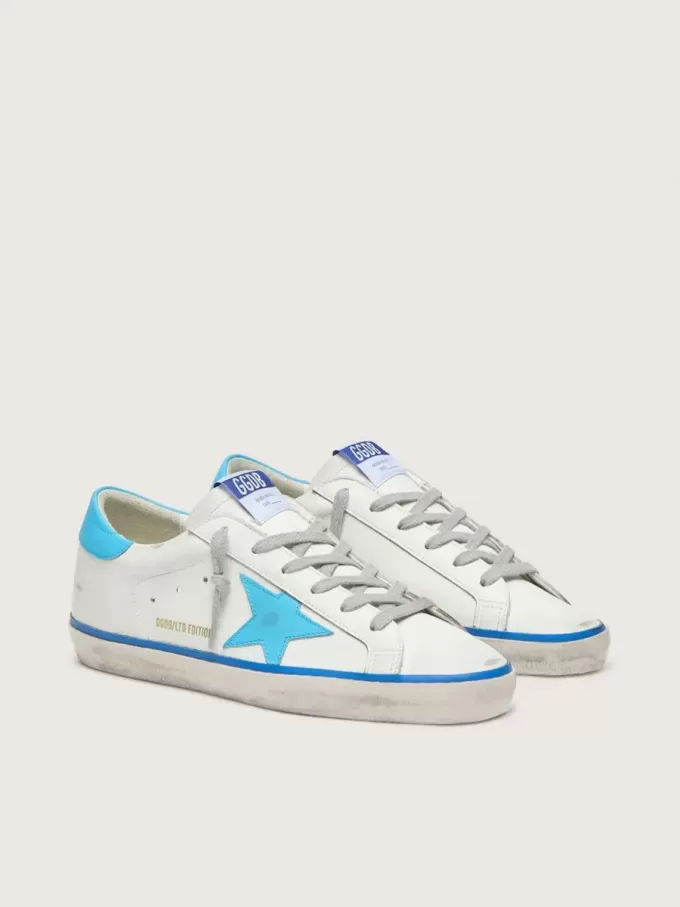Super-Star LTD da donna in pelle bianca con stella e linguetta sul tallone in pelle azzurra Super-Star LTD da donna in pelle bianca con stella e linguetta sul tallone in pelle azzurra