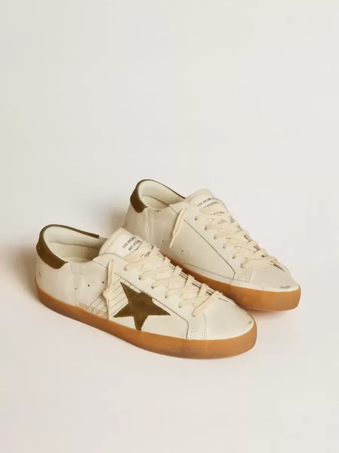 Super-Star LTD da uomo con stella e linguetta sul tallone in nabuk verde militare Super-Star LTD da uomo con stella e linguetta sul tallone in nabuk verde militare