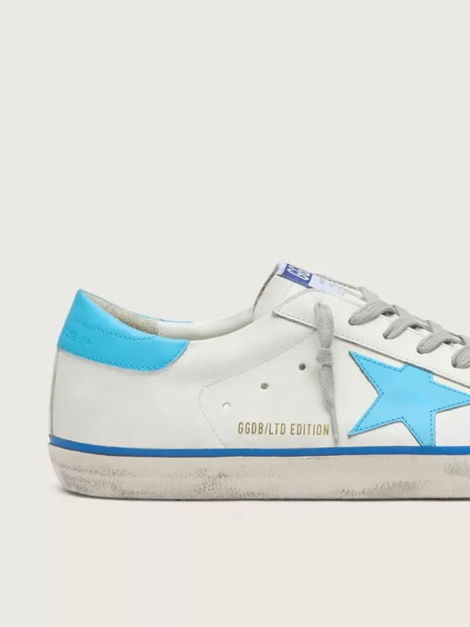 Super-Star LTD da uomo in pelle bianca con stella e linguetta sul tallone in pelle azzurra Super-Star LTD da uomo in pelle bianca con stella e linguetta sul tallone in pelle azzurra