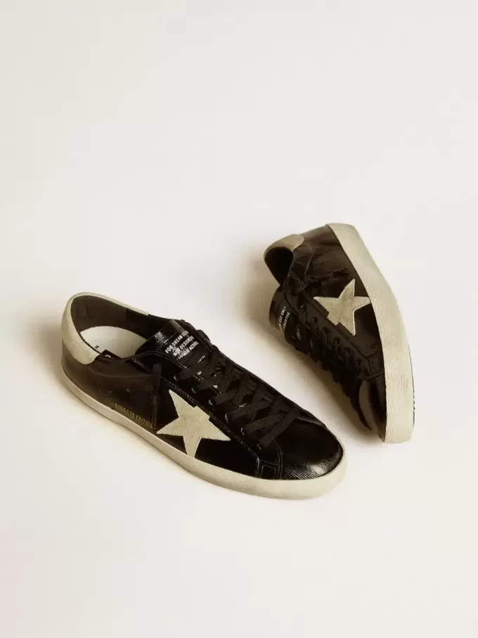 Super-Star LTD da uomo in vernice nera con stella e linguetta sul tallone in pelle scamosciata Super-Star LTD da uomo in vernice nera con stella e linguetta sul tallone in pelle scamosciata