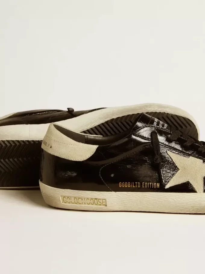Super-Star LTD da uomo in vernice nera con stella e linguetta sul tallone in pelle scamosciata Super-Star LTD da uomo in vernice nera con stella e linguetta sul tallone in pelle scamosciata
