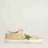Super-Star LTD in pelle beige con stella in pelle scamosciata verde e linguetta sul tallone in pelle argentata laminata Super-Star LTD in pelle beige con stella in pelle scamosciata verde e linguetta sul tallone in pelle argentata laminata