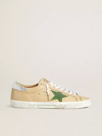 Super-Star LTD in pelle beige con stella in pelle scamosciata verde e linguetta sul tallone in pelle argentata laminata