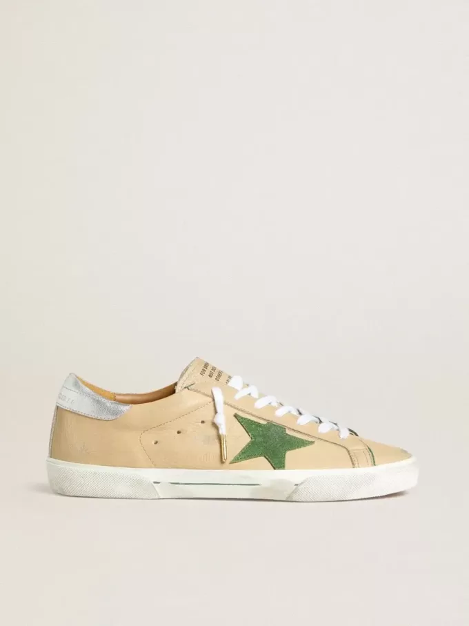 Super-Star LTD in pelle beige con stella in pelle scamosciata verde e linguetta sul tallone in pelle argentata laminata Super-Star LTD in pelle beige con stella in pelle scamosciata verde e linguetta sul tallone in pelle argentata laminata