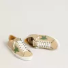 Super-Star LTD in pelle beige con stella in pelle scamosciata verde e linguetta sul tallone in pelle argentata laminata Super-Star LTD in pelle beige con stella in pelle scamosciata verde e linguetta sul tallone in pelle argentata laminata