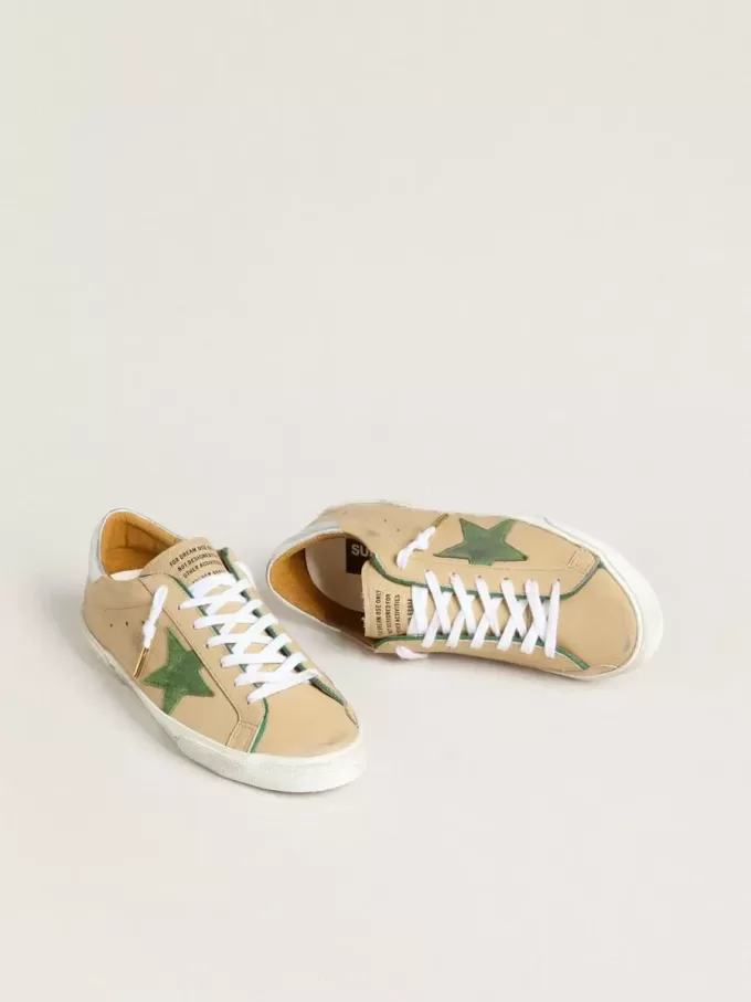 Super-Star LTD in pelle beige con stella in pelle scamosciata verde e linguetta sul tallone in pelle argentata laminata Super-Star LTD in pelle beige con stella in pelle scamosciata verde e linguetta sul tallone in pelle argentata laminata