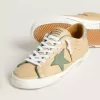 Super-Star LTD in pelle beige con stella in pelle scamosciata verde e linguetta sul tallone in pelle argentata laminata Super-Star LTD in pelle beige con stella in pelle scamosciata verde e linguetta sul tallone in pelle argentata laminata