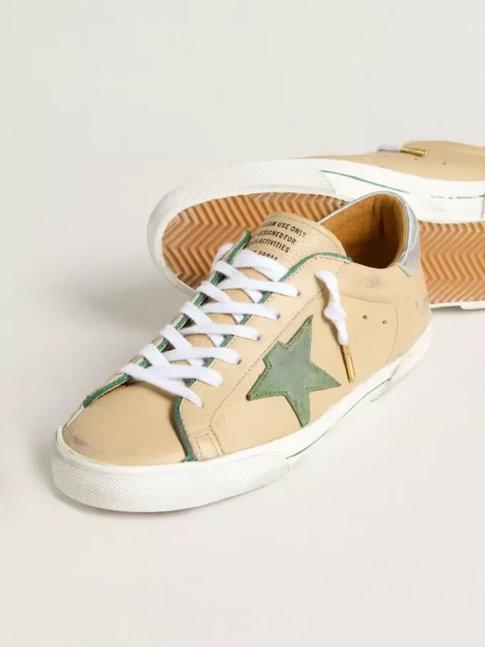 Super-Star LTD in pelle beige con stella in pelle scamosciata verde e linguetta sul tallone in pelle argentata laminata Super-Star LTD in pelle beige con stella in pelle scamosciata verde e linguetta sul tallone in pelle argentata laminata
