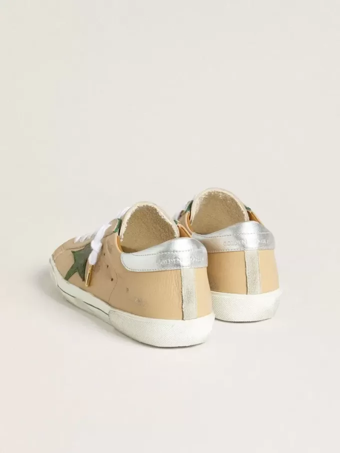 Super-Star LTD in pelle beige con stella in pelle scamosciata verde e linguetta sul tallone in pelle argentata laminata Super-Star LTD in pelle beige con stella in pelle scamosciata verde e linguetta sul tallone in pelle argentata laminata