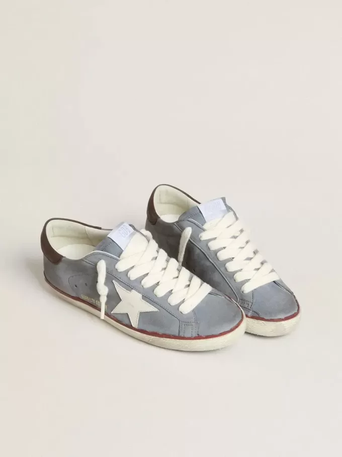 Super-Star LTD in pelle nabuk azzurra con stella in pelle bianca e linguetta sul tallone in pelle marrone Super-Star LTD in pelle nabuk azzurra con stella in pelle bianca e linguetta sul tallone in pelle marrone