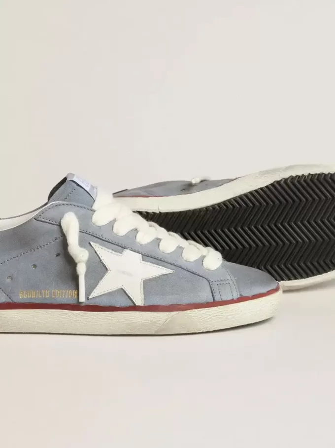 Super-Star LTD in pelle nabuk azzurra con stella in pelle bianca e linguetta sul tallone in pelle marrone Super-Star LTD in pelle nabuk azzurra con stella in pelle bianca e linguetta sul tallone in pelle marrone