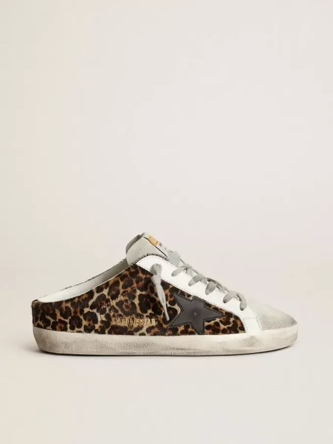Super-Star Sabot da donna in pelle di cavallino con stampa leopardata e stella nera Super-Star Sabot da donna in pelle di cavallino con stampa leopardata e stella nera