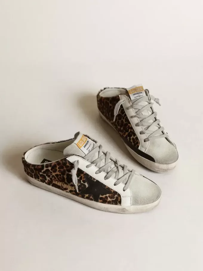 Super-Star Sabot da donna in pelle di cavallino con stampa leopardata e stella nera Super-Star Sabot da donna in pelle di cavallino con stampa leopardata e stella nera