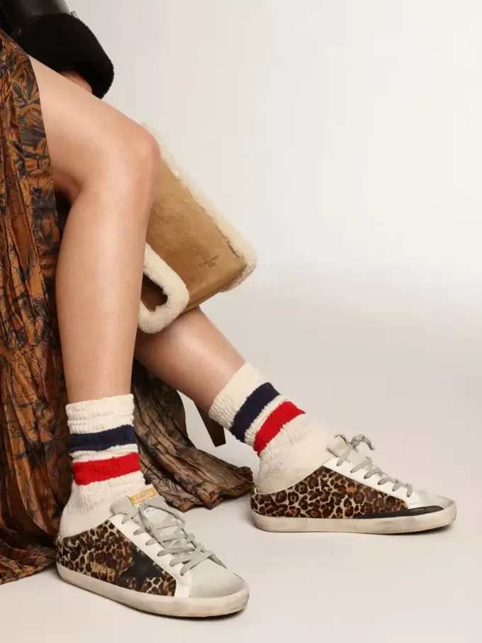 Super-Star Sabot da donna in pelle di cavallino con stampa leopardata e stella nera Super-Star Sabot da donna in pelle di cavallino con stampa leopardata e stella nera