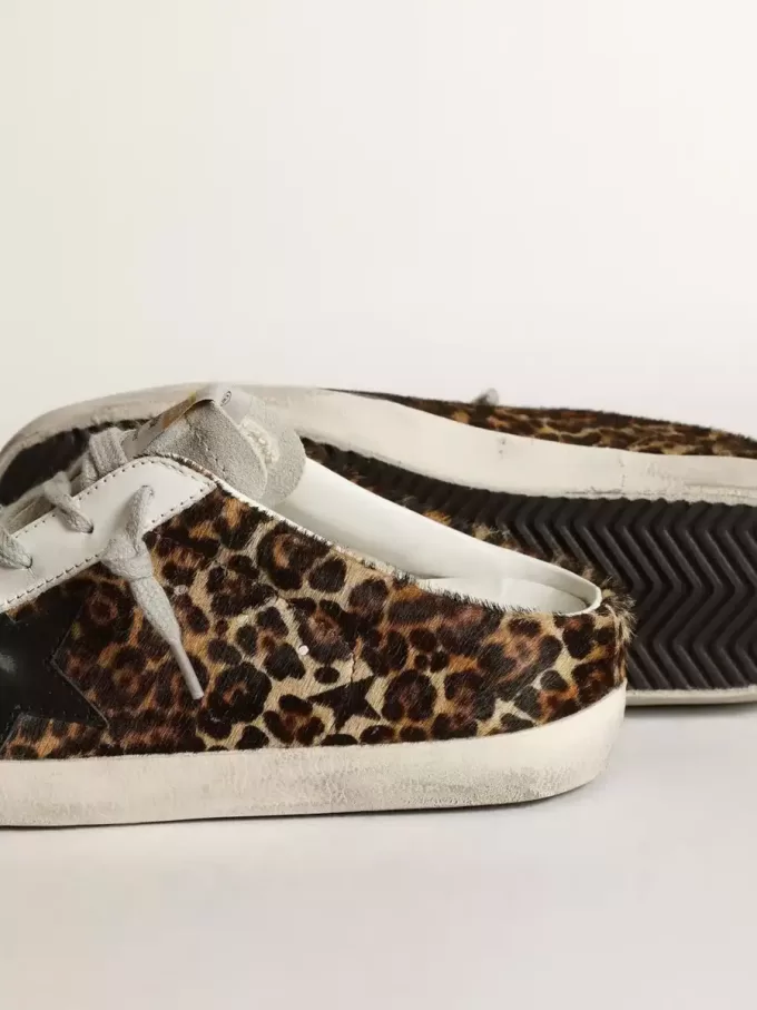 Super-Star Sabot da donna in pelle di cavallino con stampa leopardata e stella nera Super-Star Sabot da donna in pelle di cavallino con stampa leopardata e stella nera