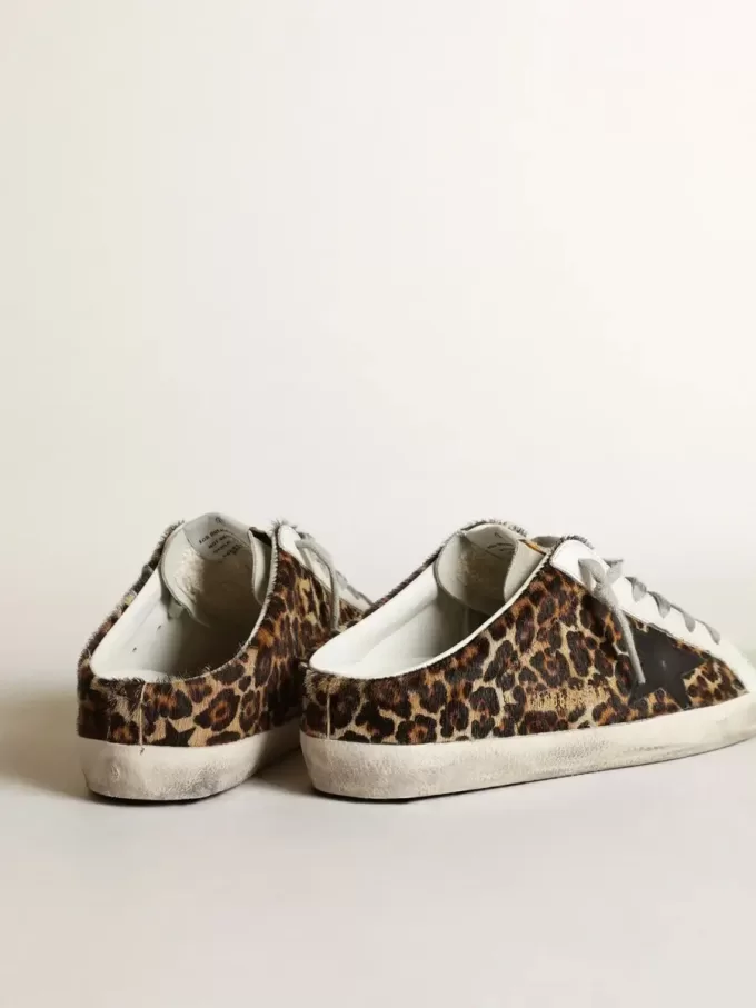 Super-Star Sabot da donna in pelle di cavallino con stampa leopardata e stella nera Super-Star Sabot da donna in pelle di cavallino con stampa leopardata e stella nera