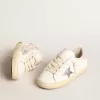 Super-Star Young con stella in pelle argentata e linguetta rosa sul tallone Super-Star Young con stella in pelle argentata e linguetta rosa sul tallone