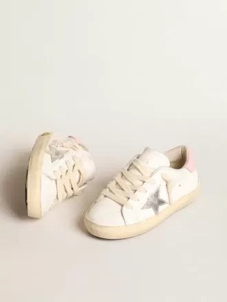 Super-Star Young con stella in pelle argentata e linguetta rosa sul tallone