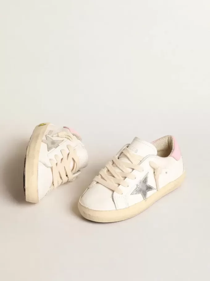 Super-Star Young con stella in pelle argentata e linguetta rosa sul tallone Super-Star Young con stella in pelle argentata e linguetta rosa sul tallone