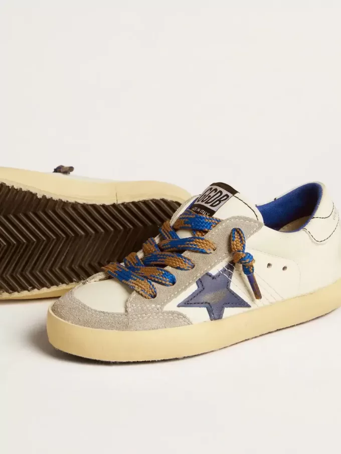 Super-Star Young con stella in pelle blu e inserti in pelle scamosciata grigio ghiaccio Super-Star Young con stella in pelle blu e inserti in pelle scamosciata grigio ghiaccio